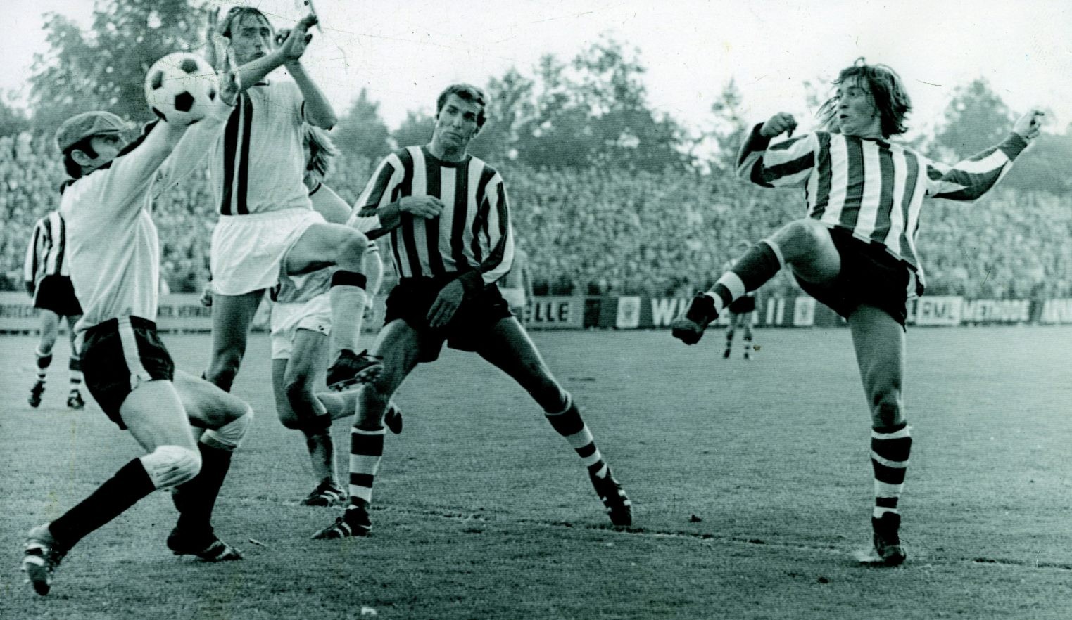 19_09_1971_Vitesse_Sparta_0_6_Heijerman_passeert_doelman_Bals_0-2_Bosveld_kijkt_toe-1523x882.jpg