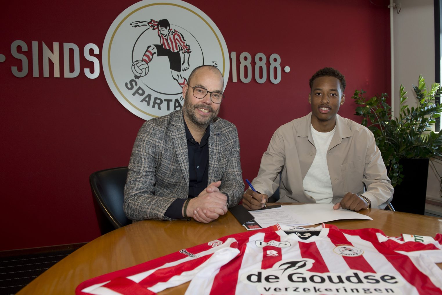 Rayvien Rosario tekent profcontract bij Sparta Rotterdam Sparta