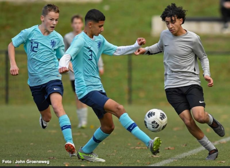 Marouane Bentaleb en Ghalil Bousnane duelleren tijdens de KNVB O15 stagedag
